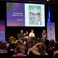 lit.RUHR 2024: 10.10.: KlasseBuch: Margit Auer – Die Schule der magischen Tiere: Voller Löcher! ©Anna Spindelndreier